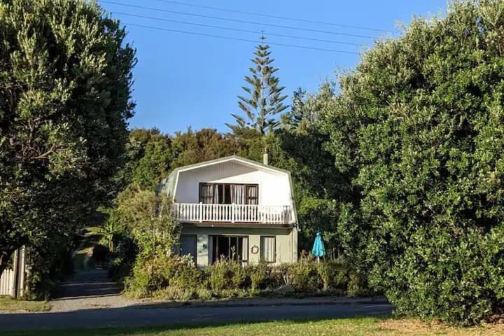 Вилла Coastal Charm In Patons Rock Rangihaeata Экстерьер фото
