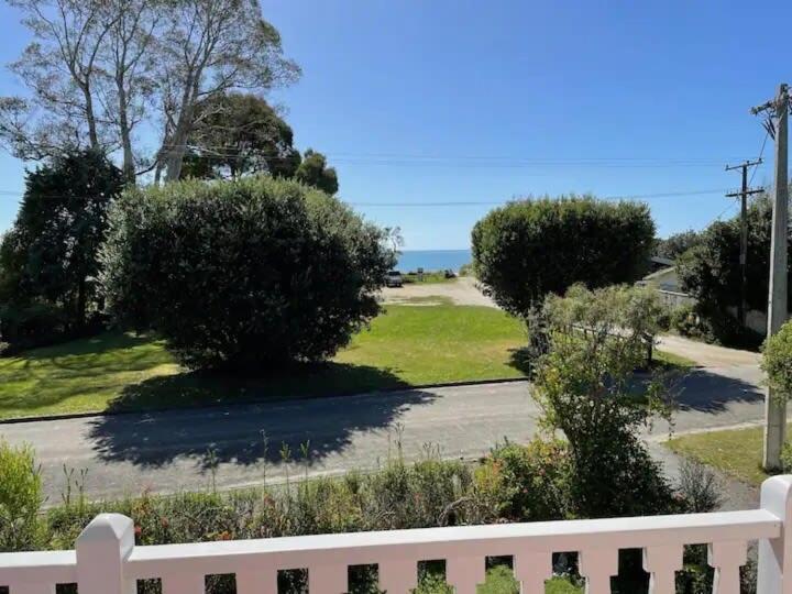 Вилла Coastal Charm In Patons Rock Rangihaeata Экстерьер фото